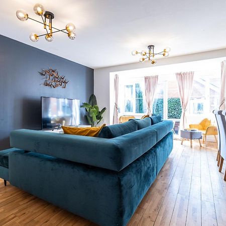 Modern And Spacious Home From Home 1 Mile From M1 - With Netflix, Prime Video, Ps5, Free Parking, Superfast Wifi, Bbq - Sleeps 11 - By Brightleap Apartments Милтон-Кейнс Экстерьер фото