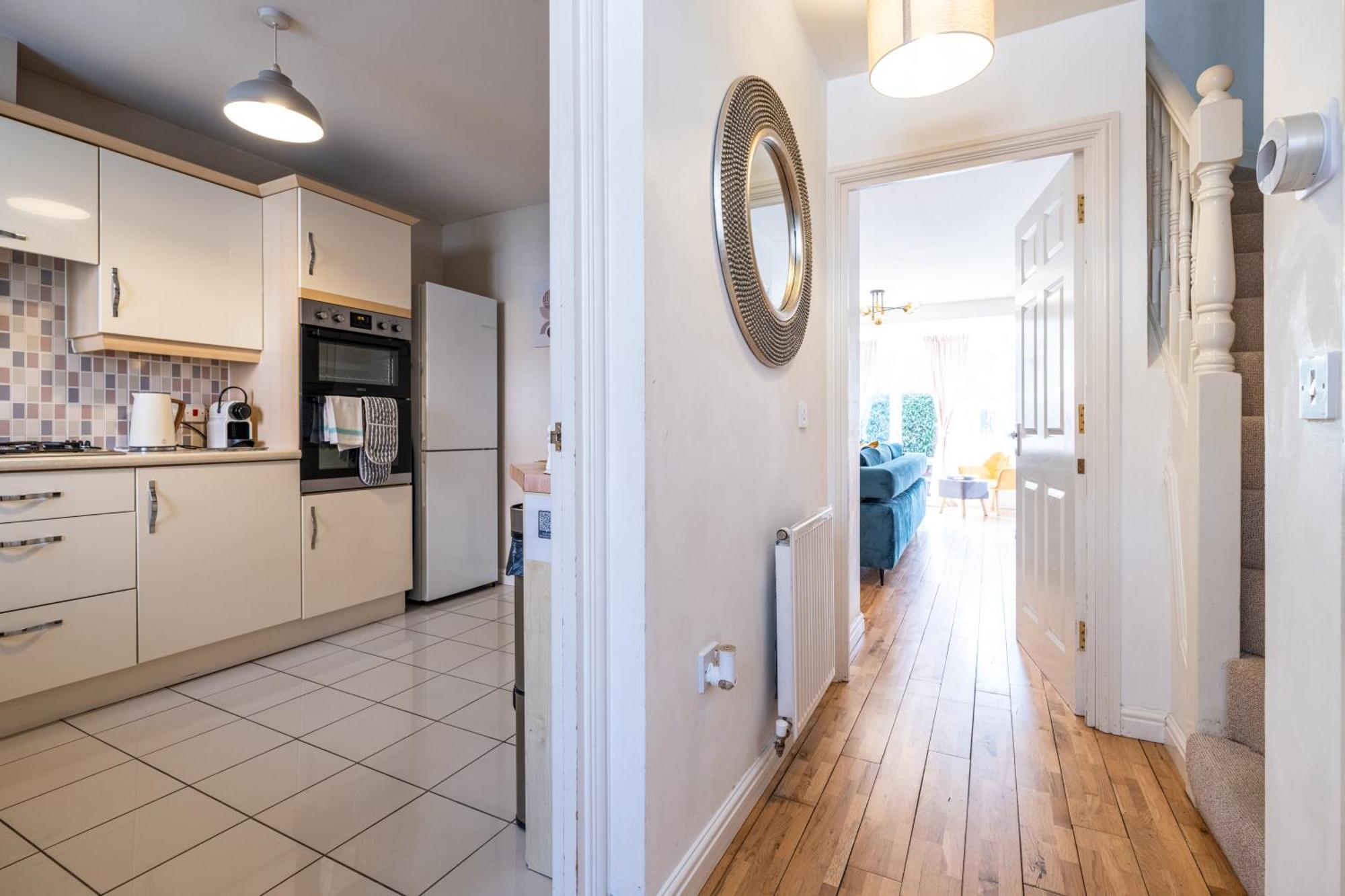 Modern And Spacious Home From Home 1 Mile From M1 - With Netflix, Prime Video, Ps5, Free Parking, Superfast Wifi, Bbq - Sleeps 11 - By Brightleap Apartments Милтон-Кейнс Экстерьер фото