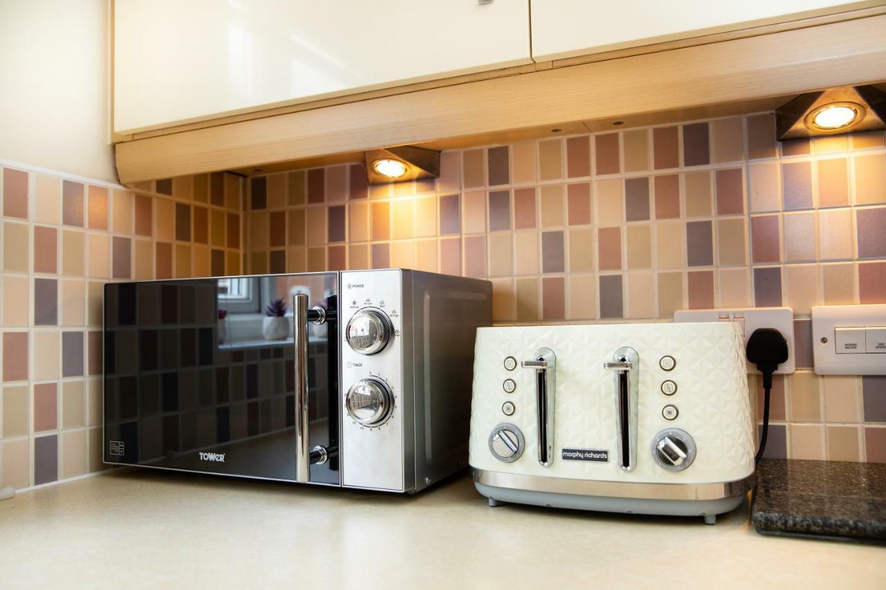 Modern And Spacious Home From Home 1 Mile From M1 - With Netflix, Prime Video, Ps5, Free Parking, Superfast Wifi, Bbq - Sleeps 11 - By Brightleap Apartments Милтон-Кейнс Экстерьер фото